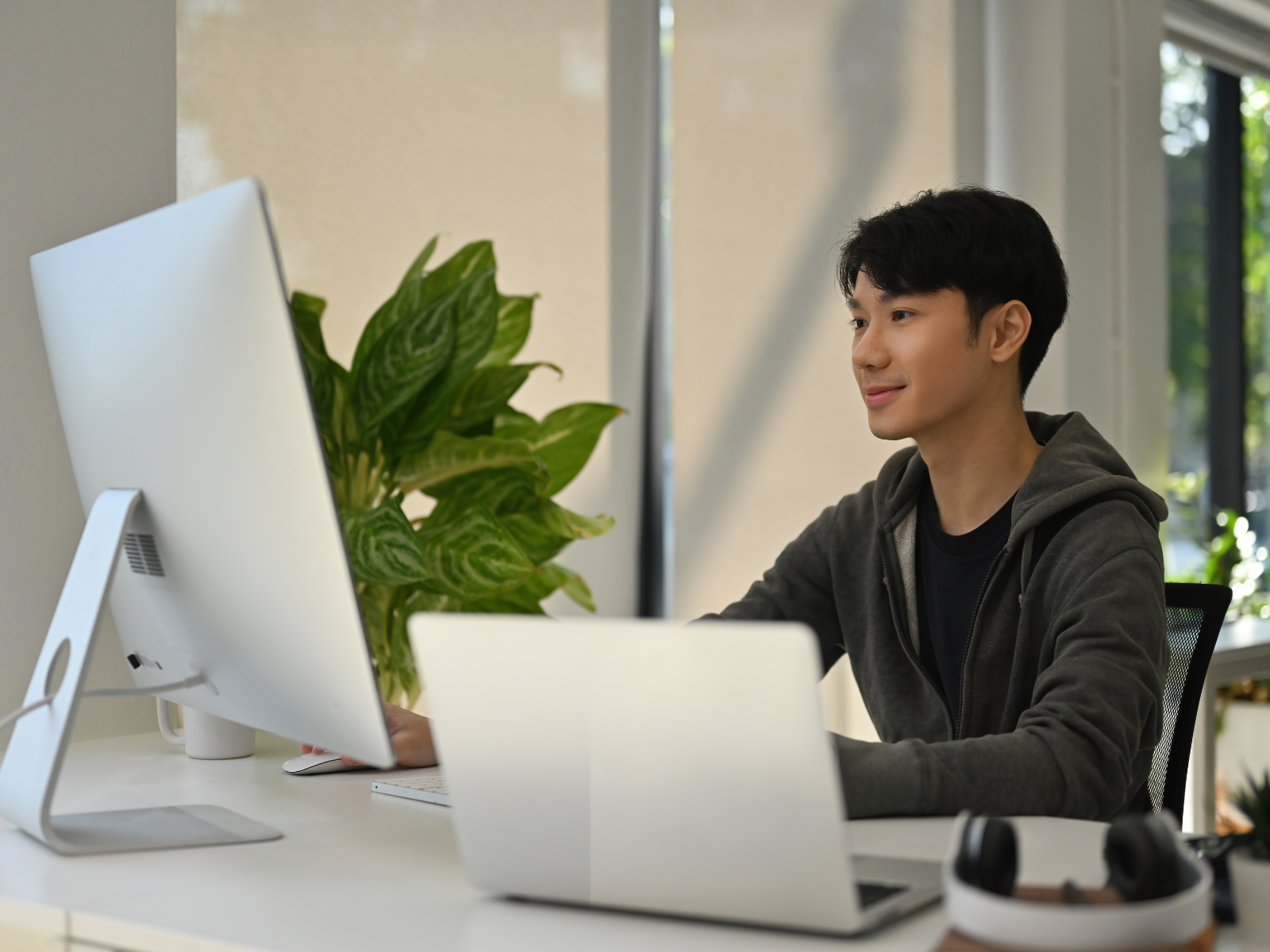 Profesional preparándose para certificación AWS