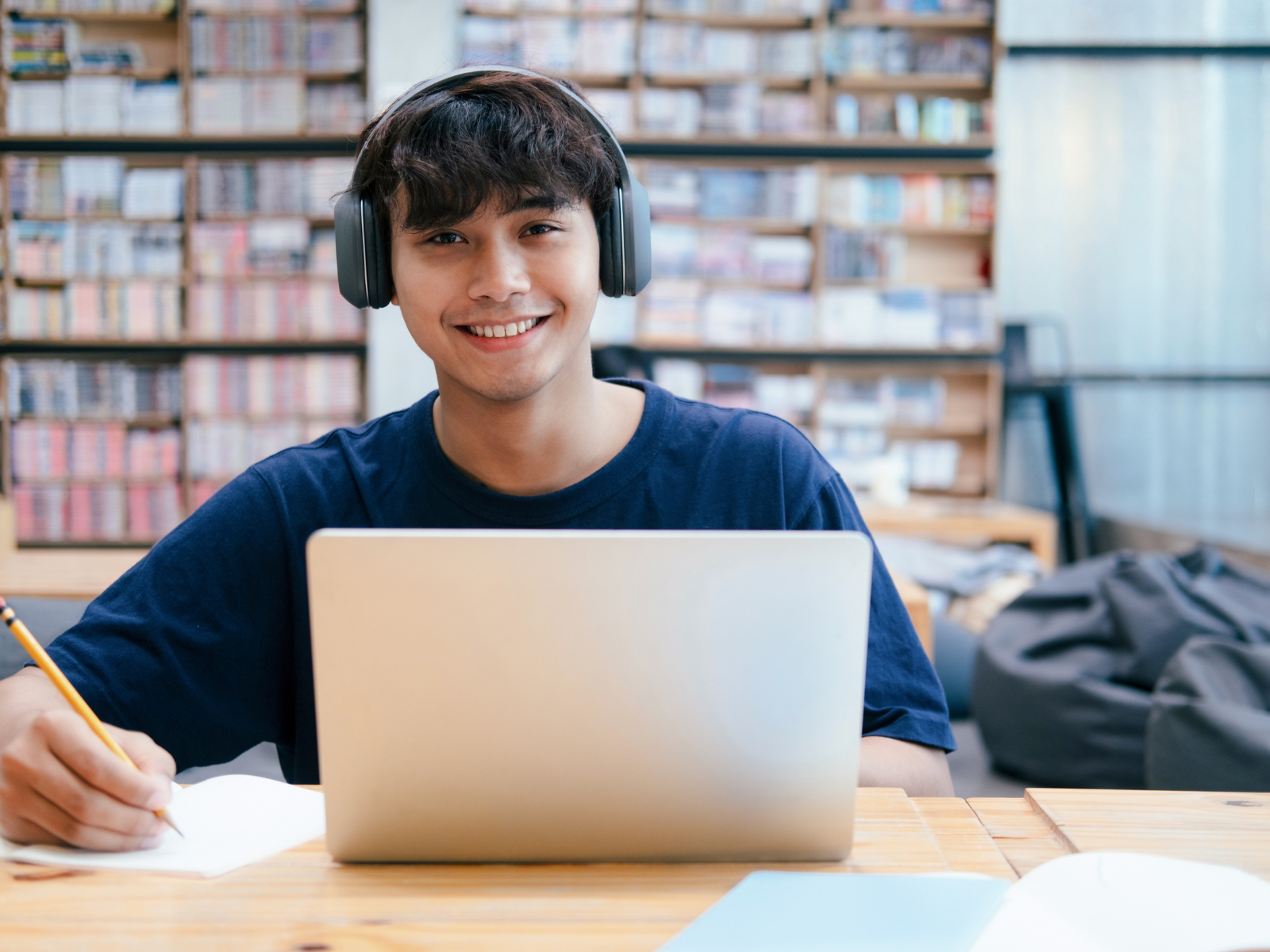 Estudiante preparándose para postular a una beca de educación superior