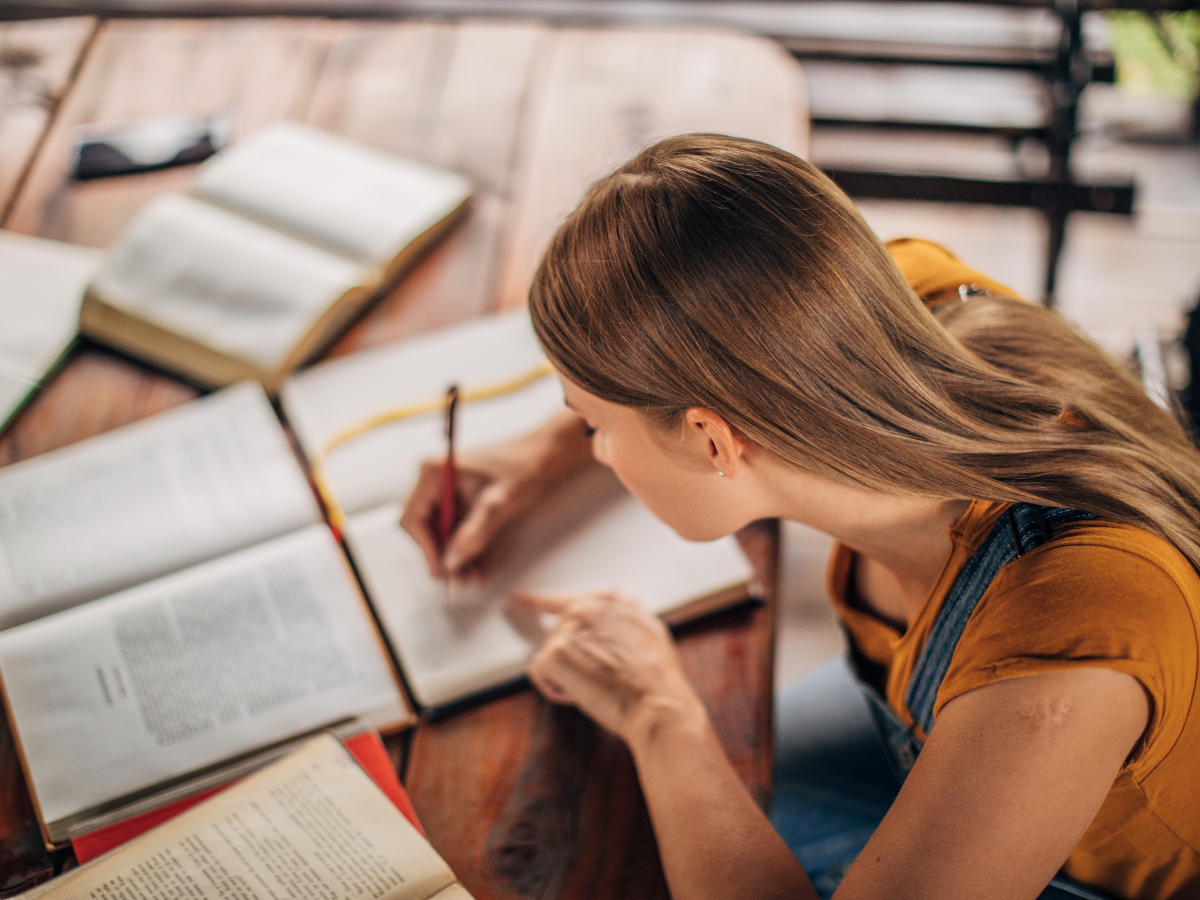 Estudiante preparándose para un proceso de selección de beca