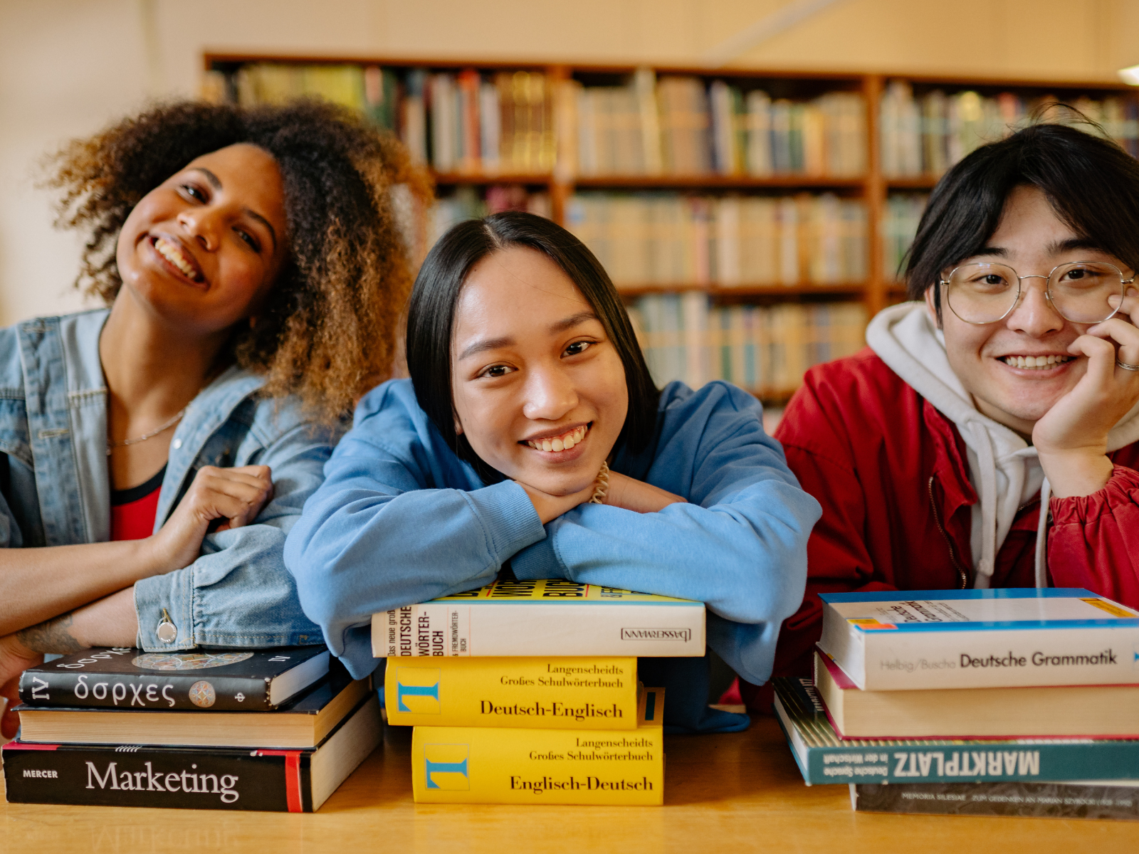 Estudiante joven preparándose para una oportunidad académica internacional