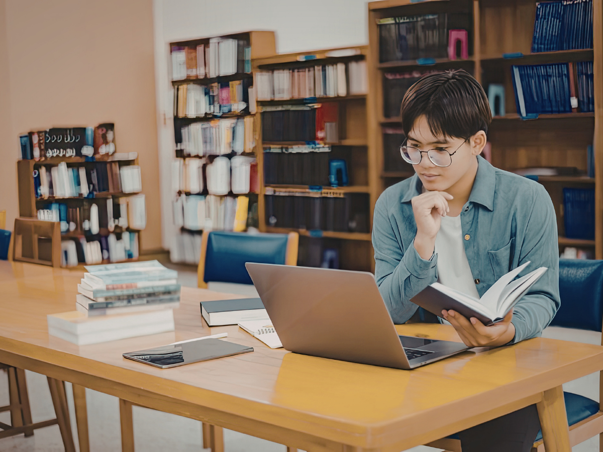 Estudiante preparándose en inglés para Beca Cometa