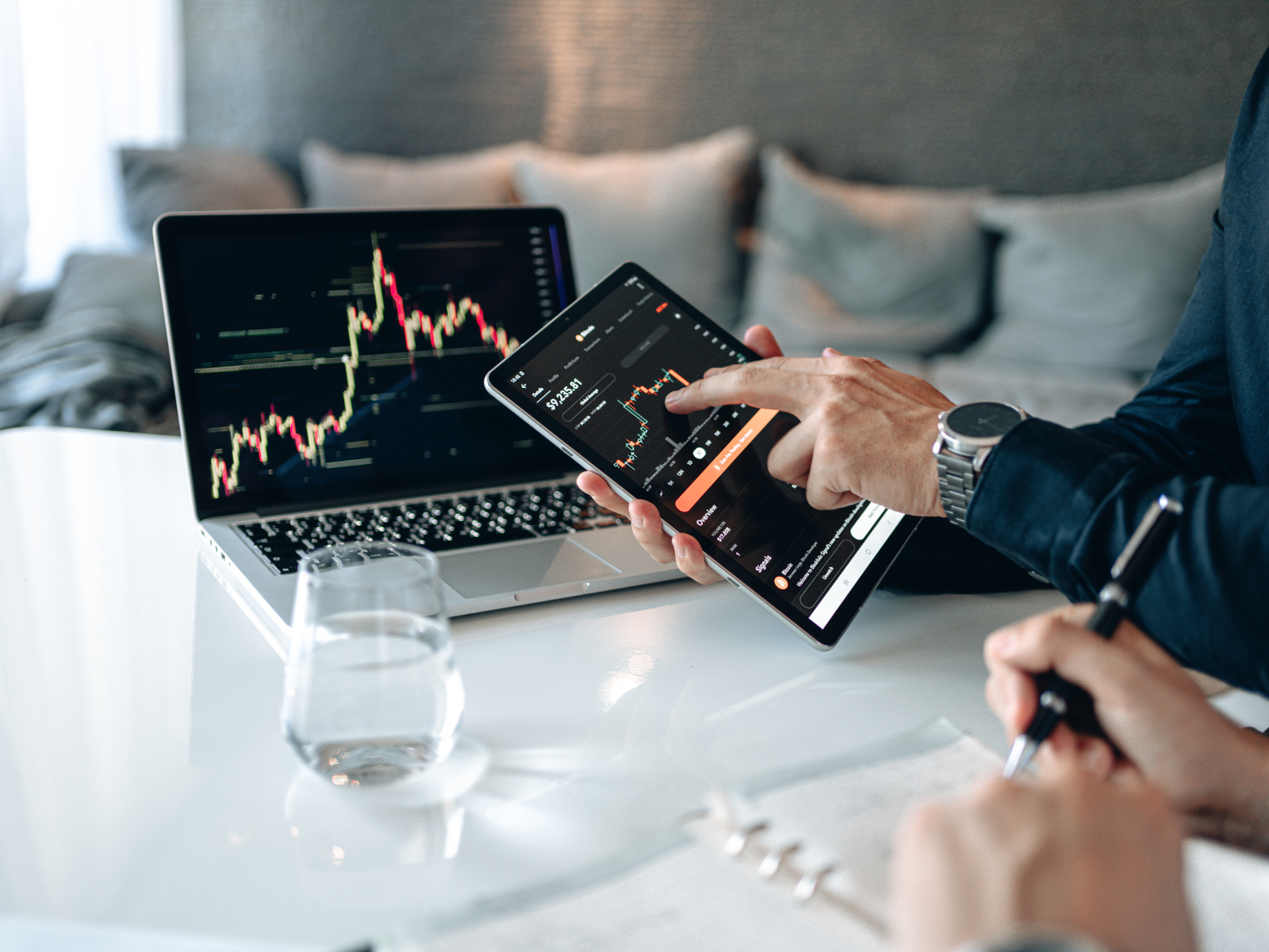 Profesional preparándose en inversión sostenible y análisis ESG