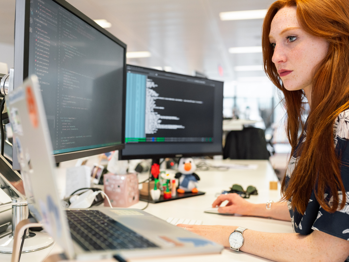 Estudiante preparándose para certificación Cisco