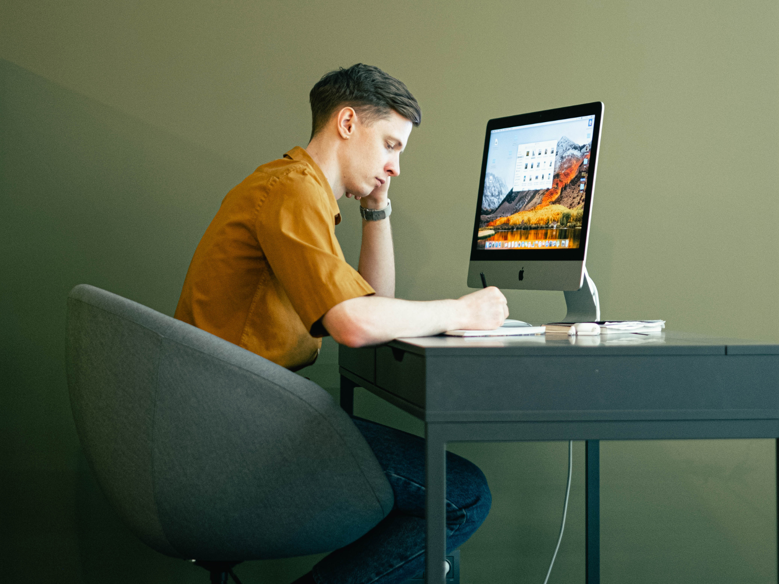 Profesional preparándose para certificaciones CompTIA