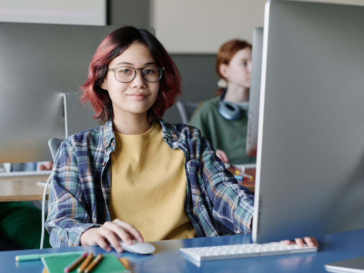 Estudiante preparándose para certificaciones CompTIA