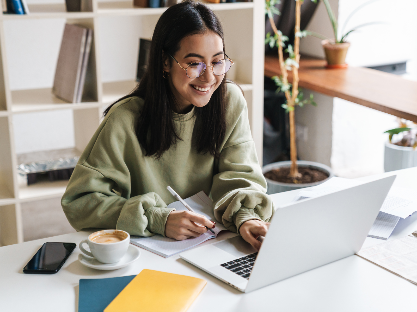 Estudiante preparándose para EnglishScore
