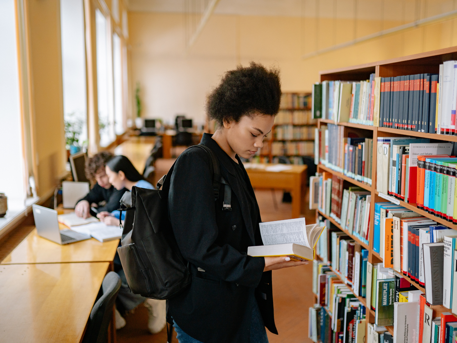 Estudiante preparándose para una postulación académica internacional