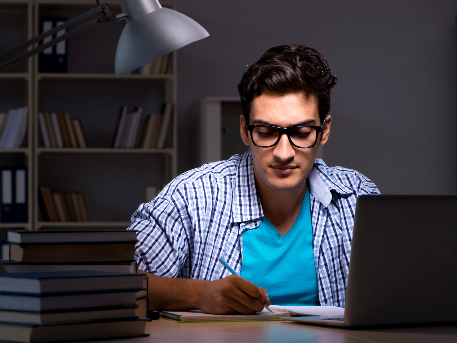 Estudiante preparándose para LanguageCert
