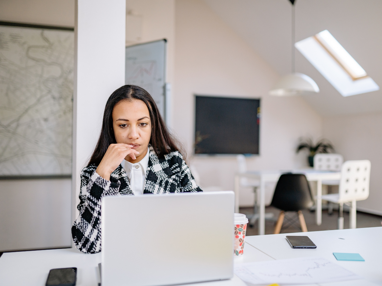 Profesional preparándose para certificaciones Microsoft