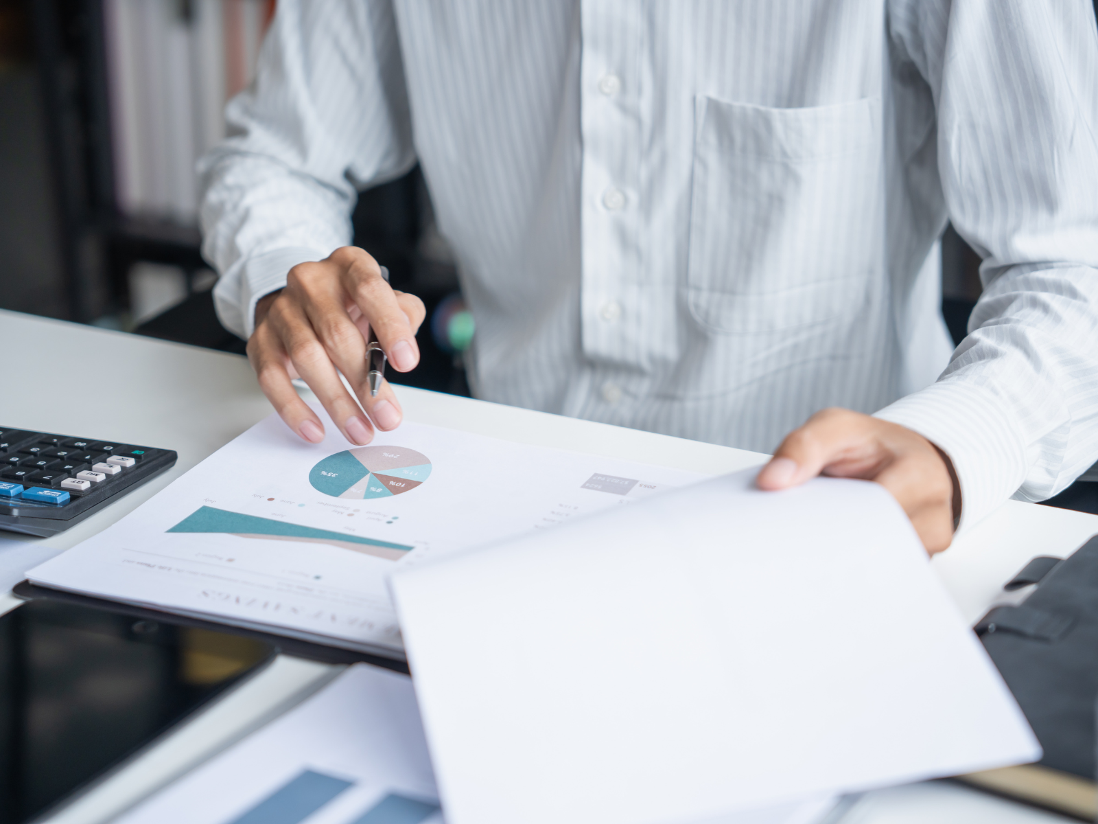Profesional preparándose para una certificación PMI