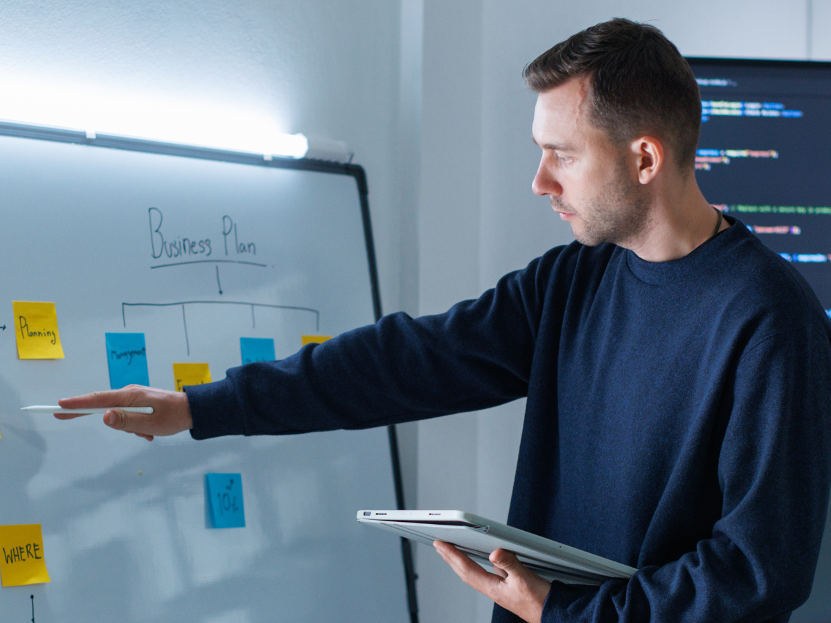 Profesional preparándose para certificación PMI
