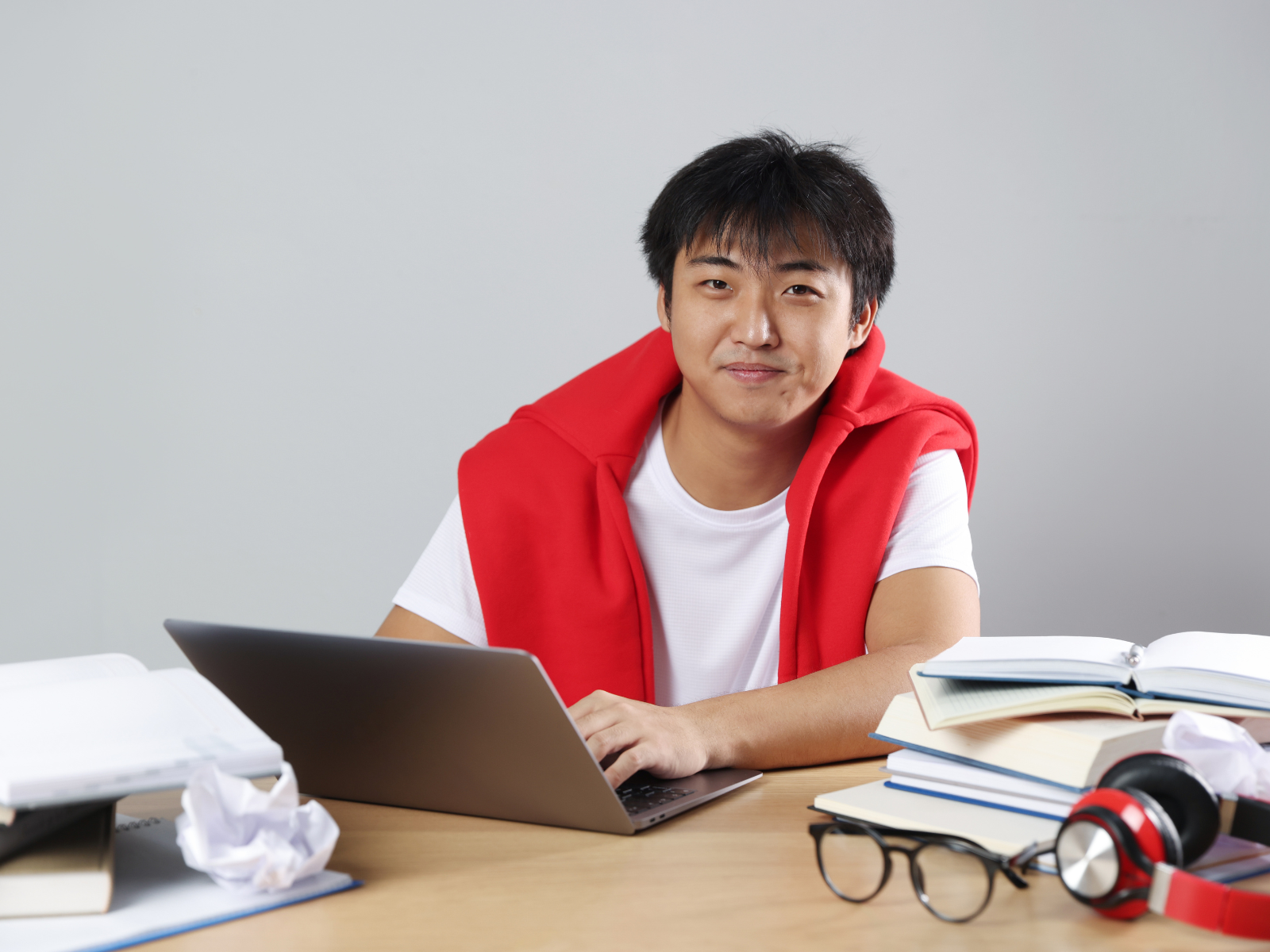 Estudiante preparándose para el examen de suficiencia de San Marcos