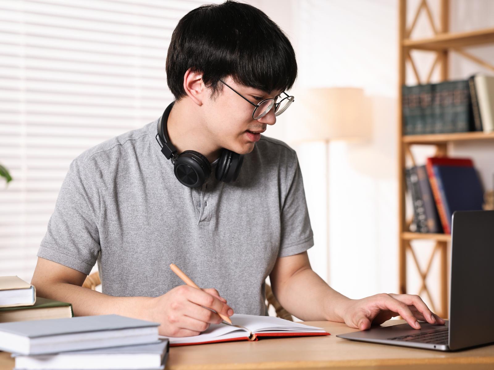 Estudiante preparándose para acreditar inglés en Toulouse Lautrec