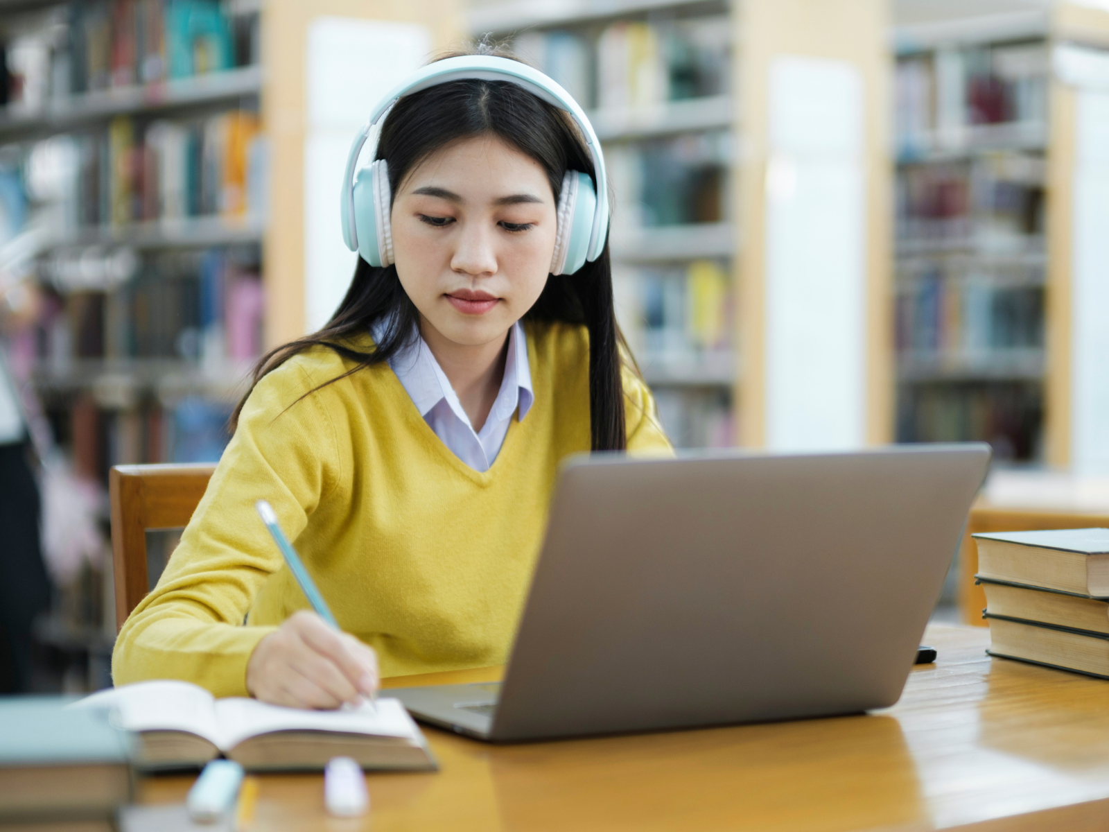 Estudiante preparándose para acreditar inglés en Zegel IPAE